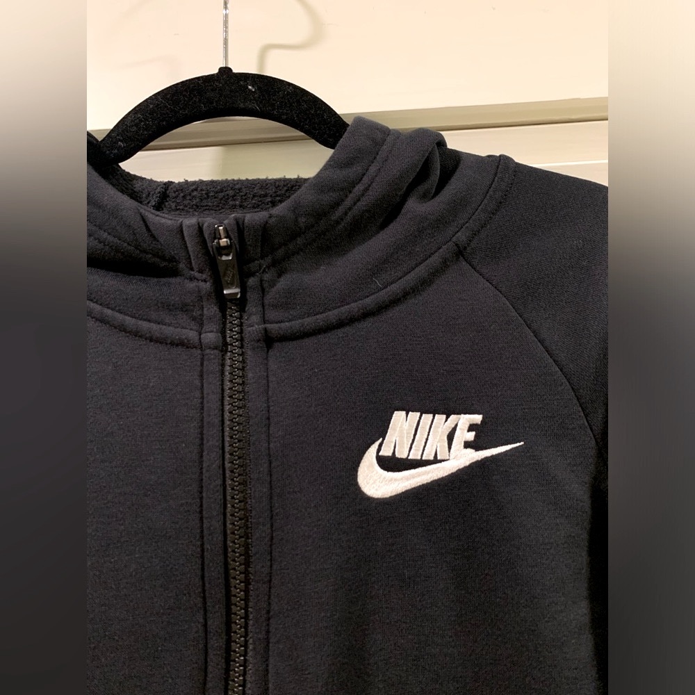 ✨ NIKE BLACK ZIP UP HOODIE ✨ - Picture 4 of 7